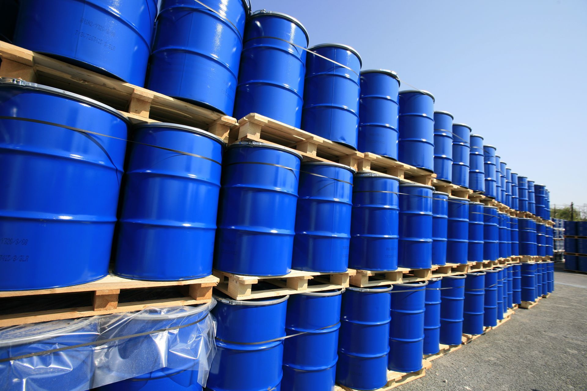 Bidons bleus empilés.