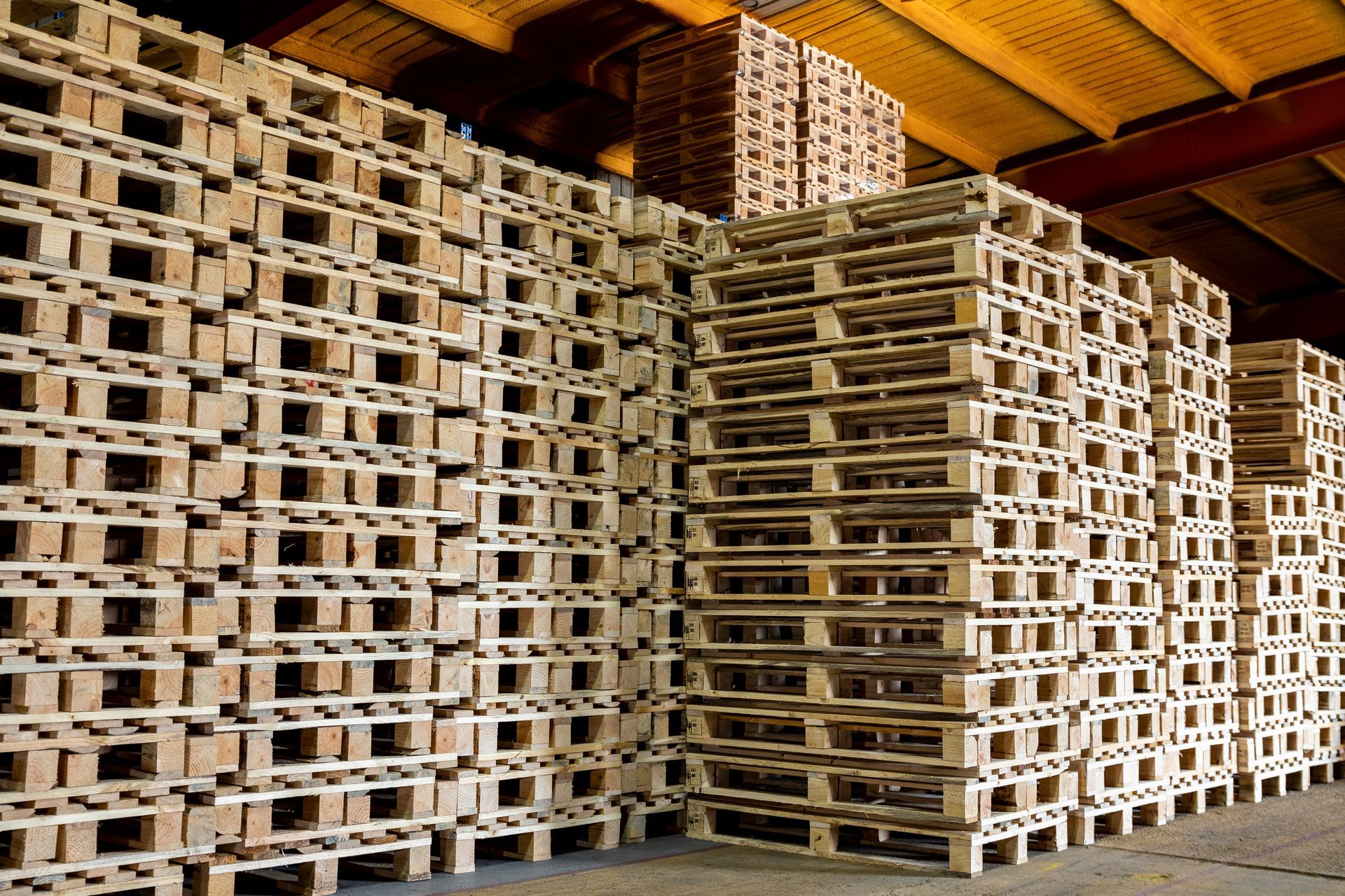 Piles de palettes dans un entrepôt.