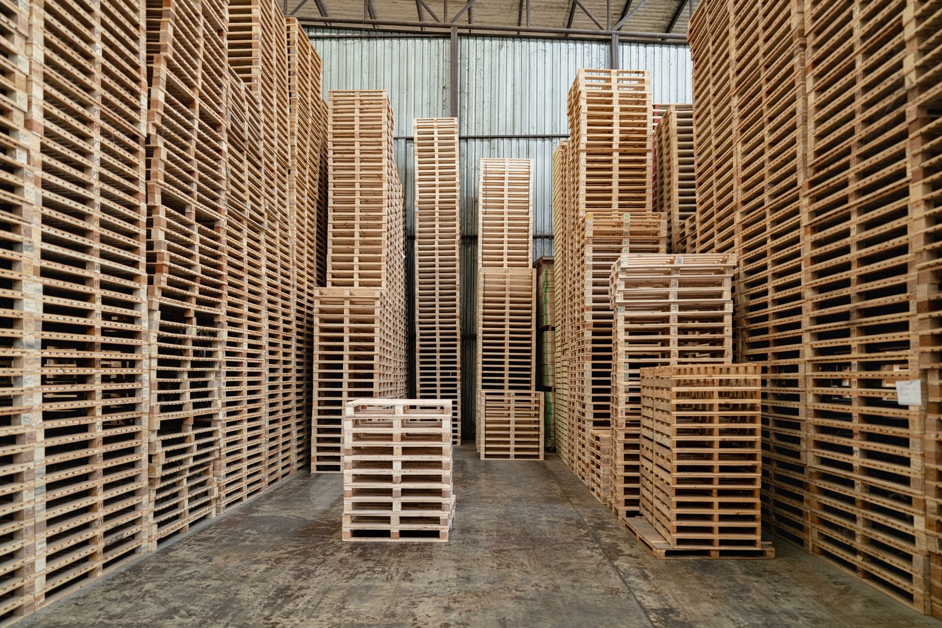 Piles nombreuses et tailles différentes de palettes en bois.