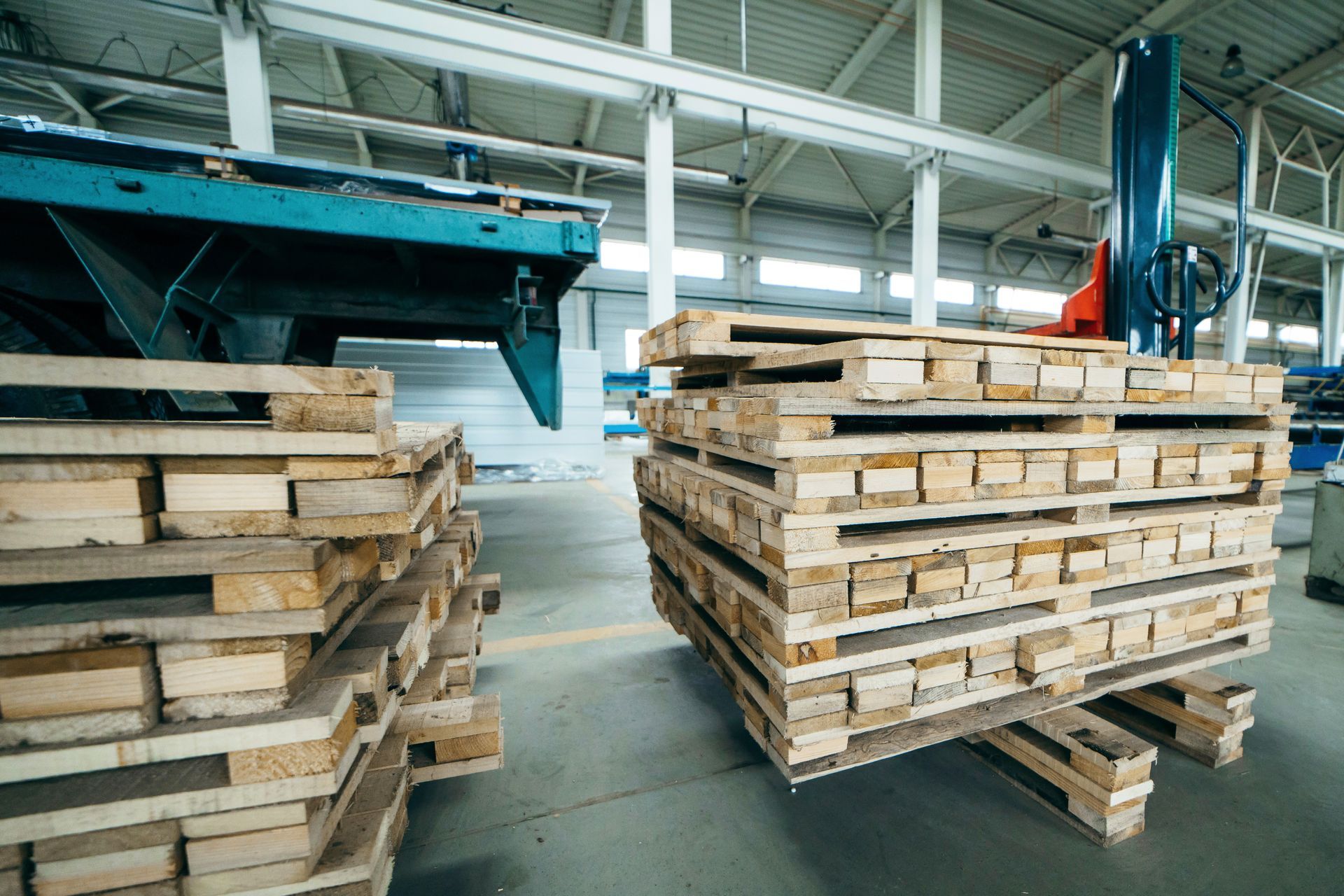 Petites piles de palettes dans un entrepôt de manutention.