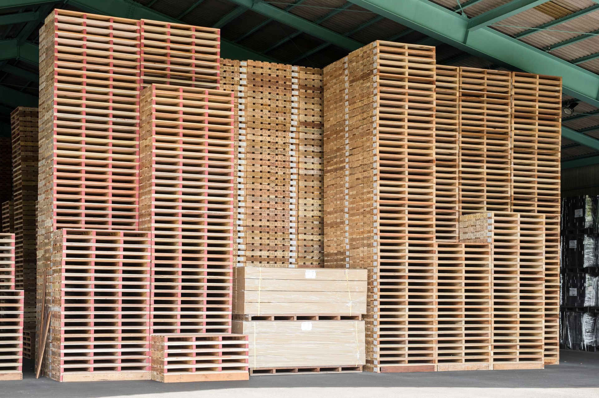 Colonnes de palettes en bois dans un entrepôt.