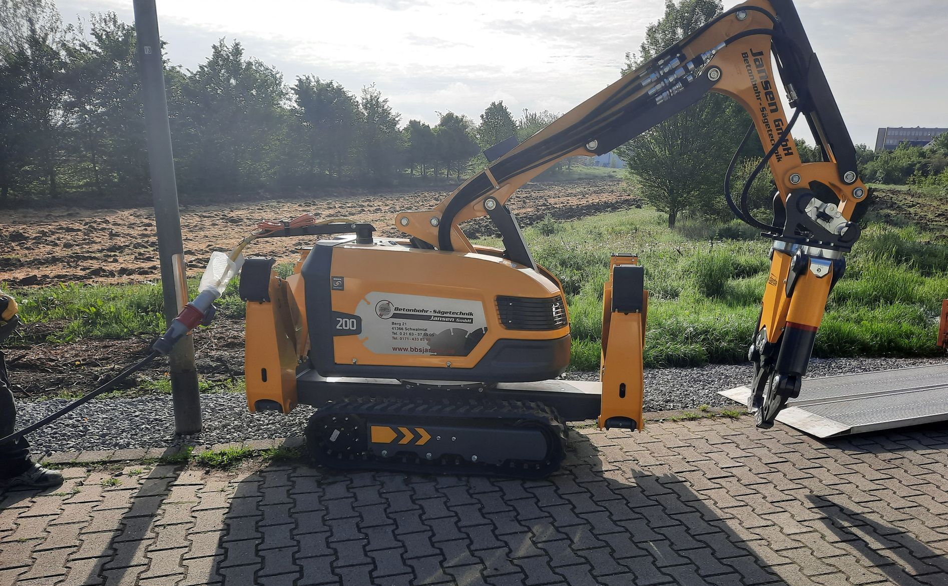 Betonbohrer bohrt Löcher in Stein