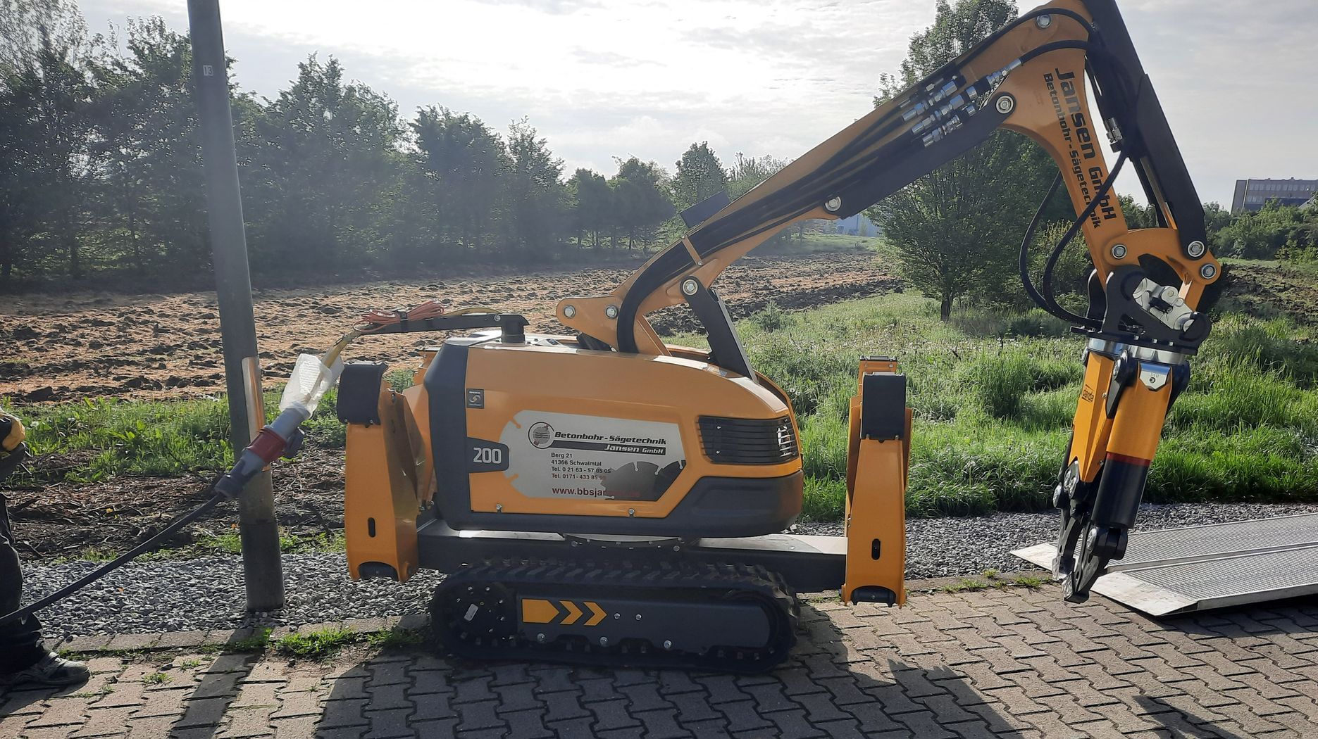 Person sägt etwas und es sprühen Funken