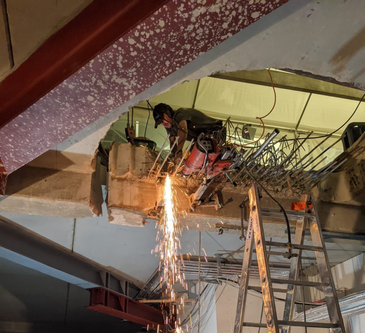 Betonbohrer bohrt Löcher in Stein