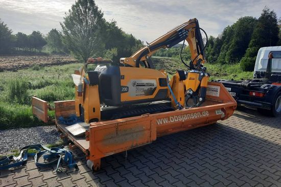 Betonbohrer bohrt Löcher in Stein
