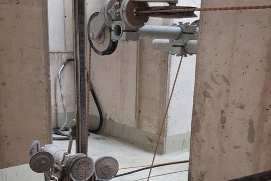 Person sägt etwas und es sprühen Funken