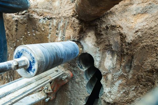 Betonbohrer bohrt Löcher in Stein