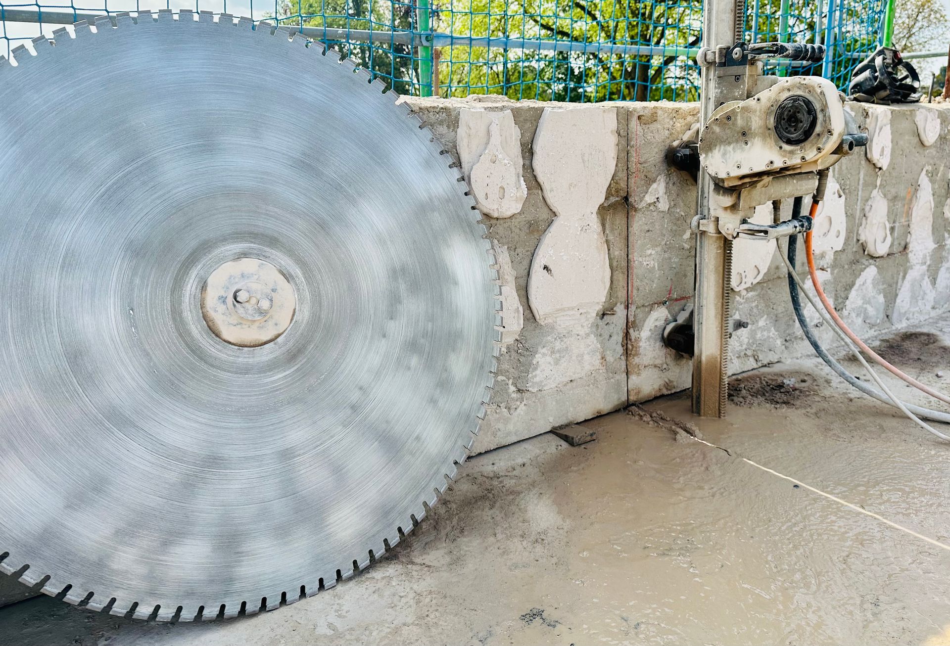 Betonbohrer bohrt Löcher in Stein