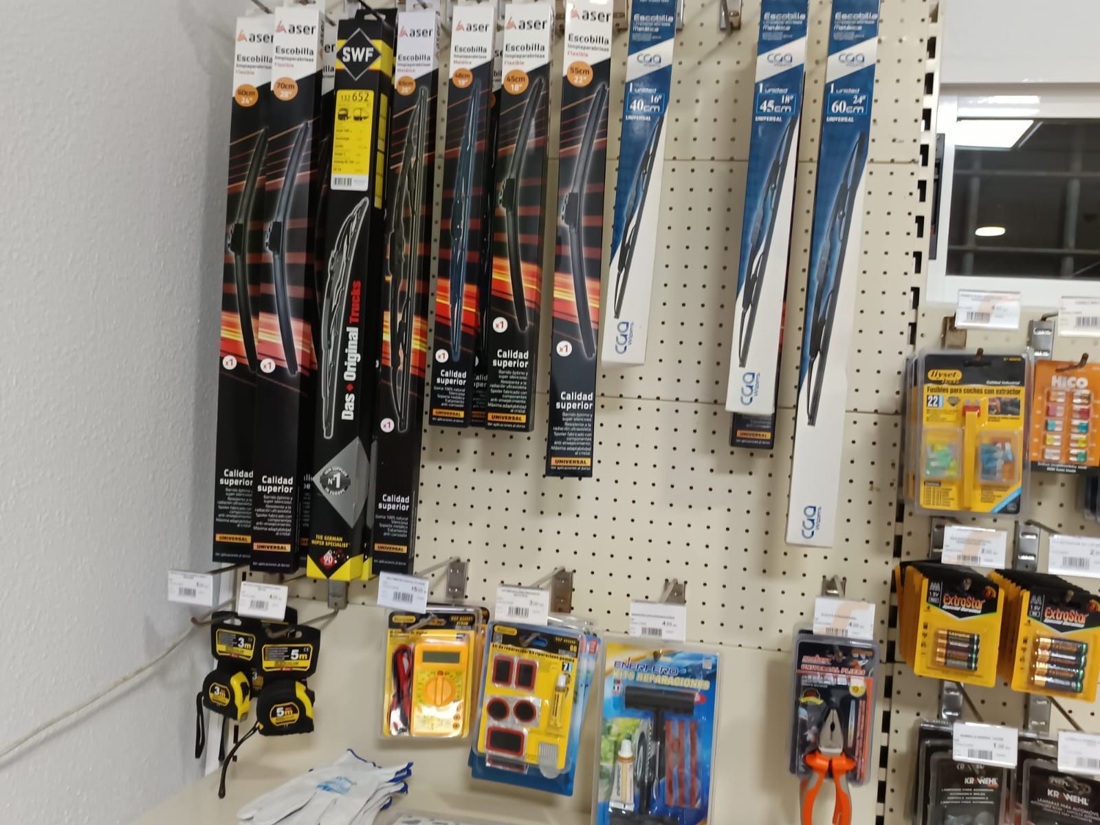 Un montón de escobillas limpiaparabrisas colgadas en una pared