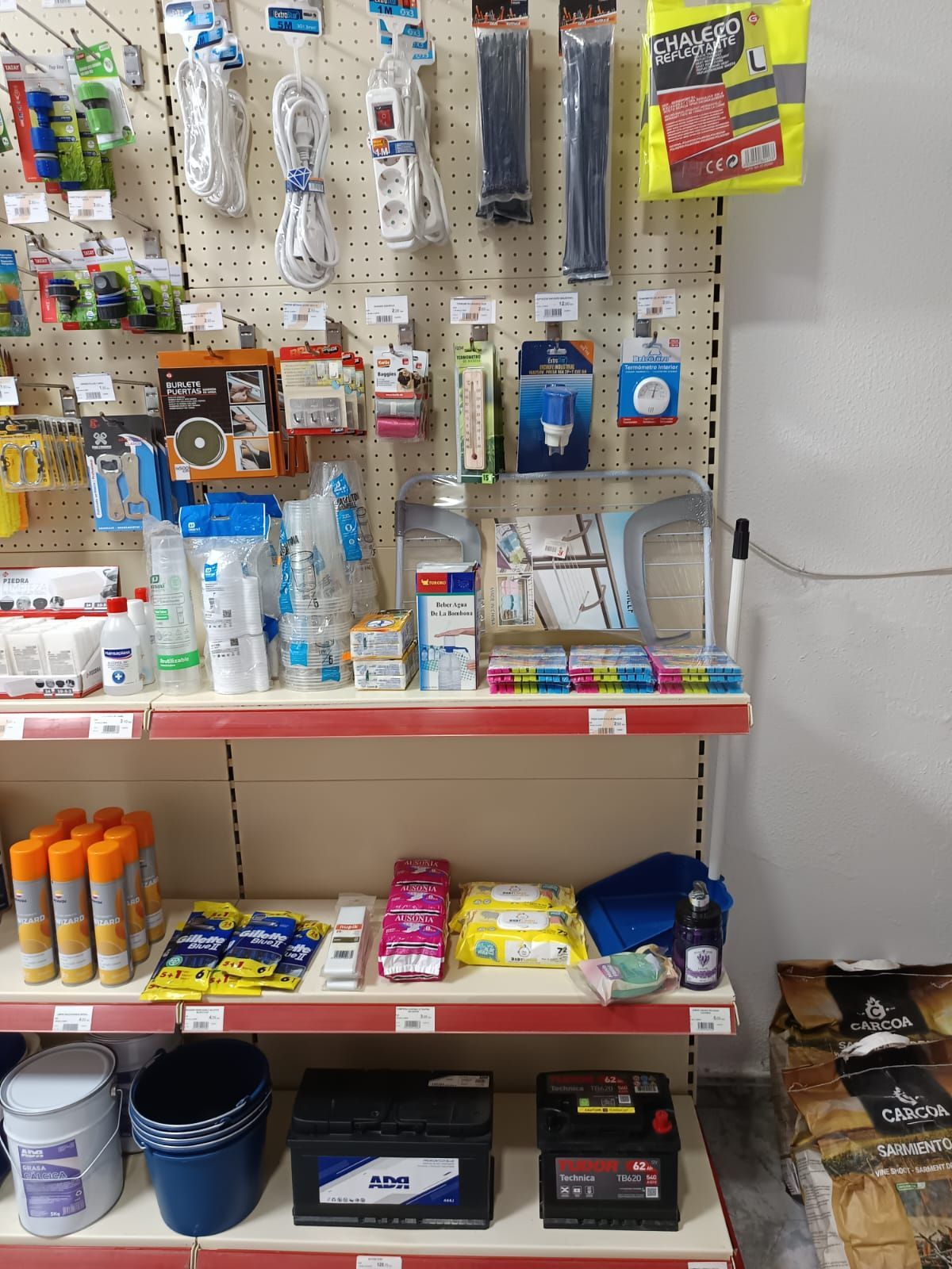 Un estante de una tienda lleno de una variedad de artículos, incluidas baterías.