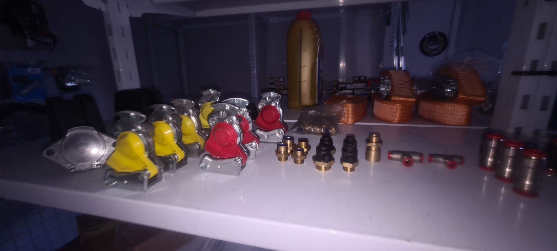 Un montón de botellas están sobre una mesa en una habitación oscura.