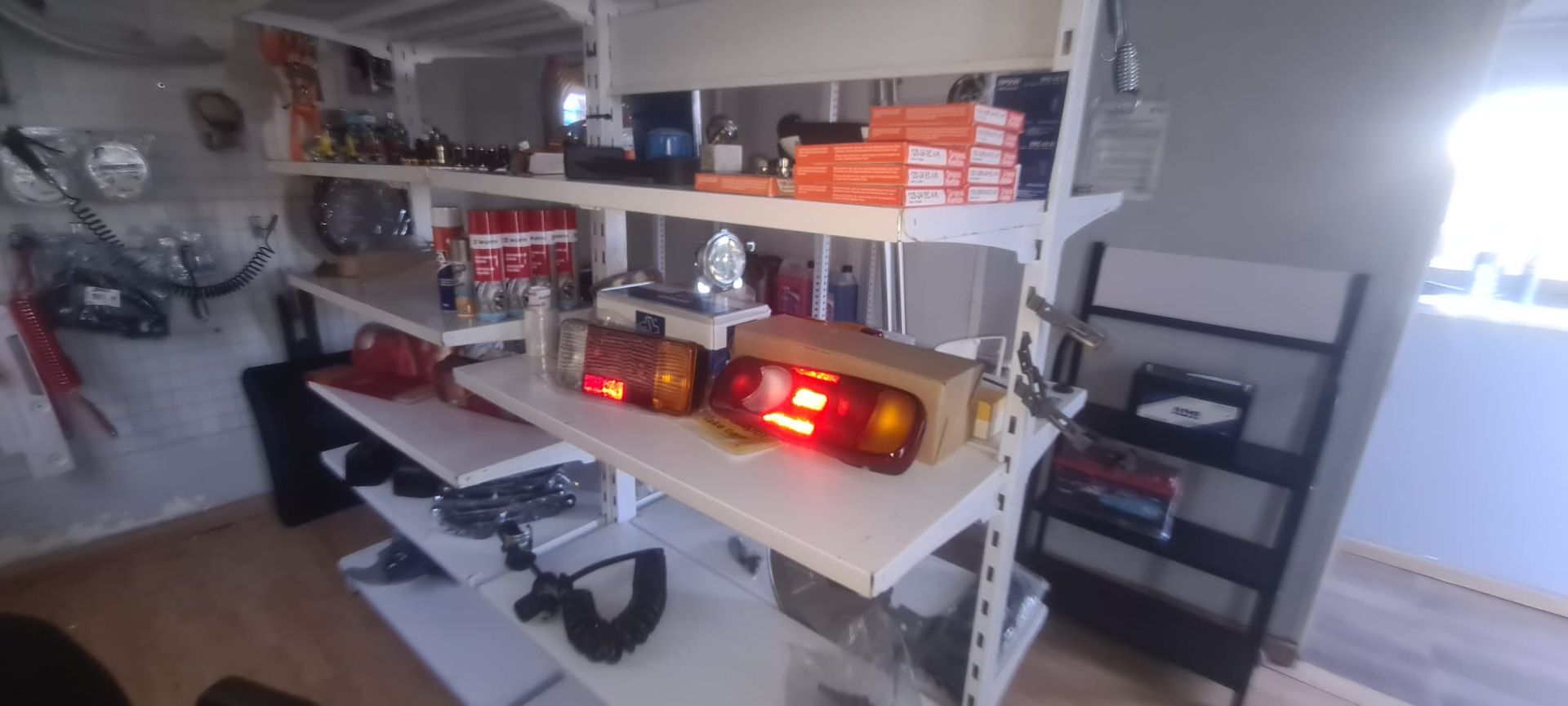 Una habitación llena de estantes llenos de piezas de automóviles.