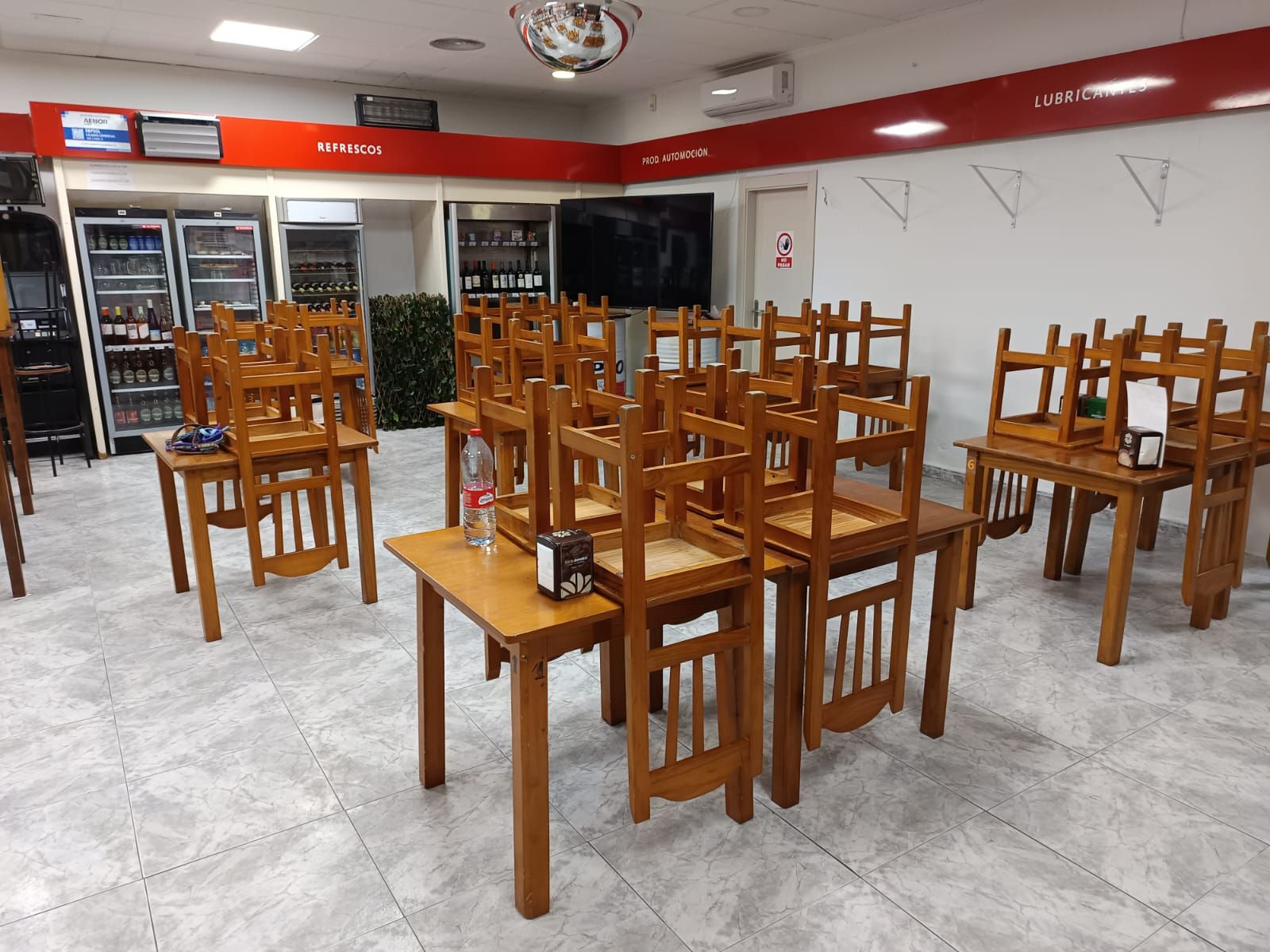 Una fila de mesas y sillas en un restaurante