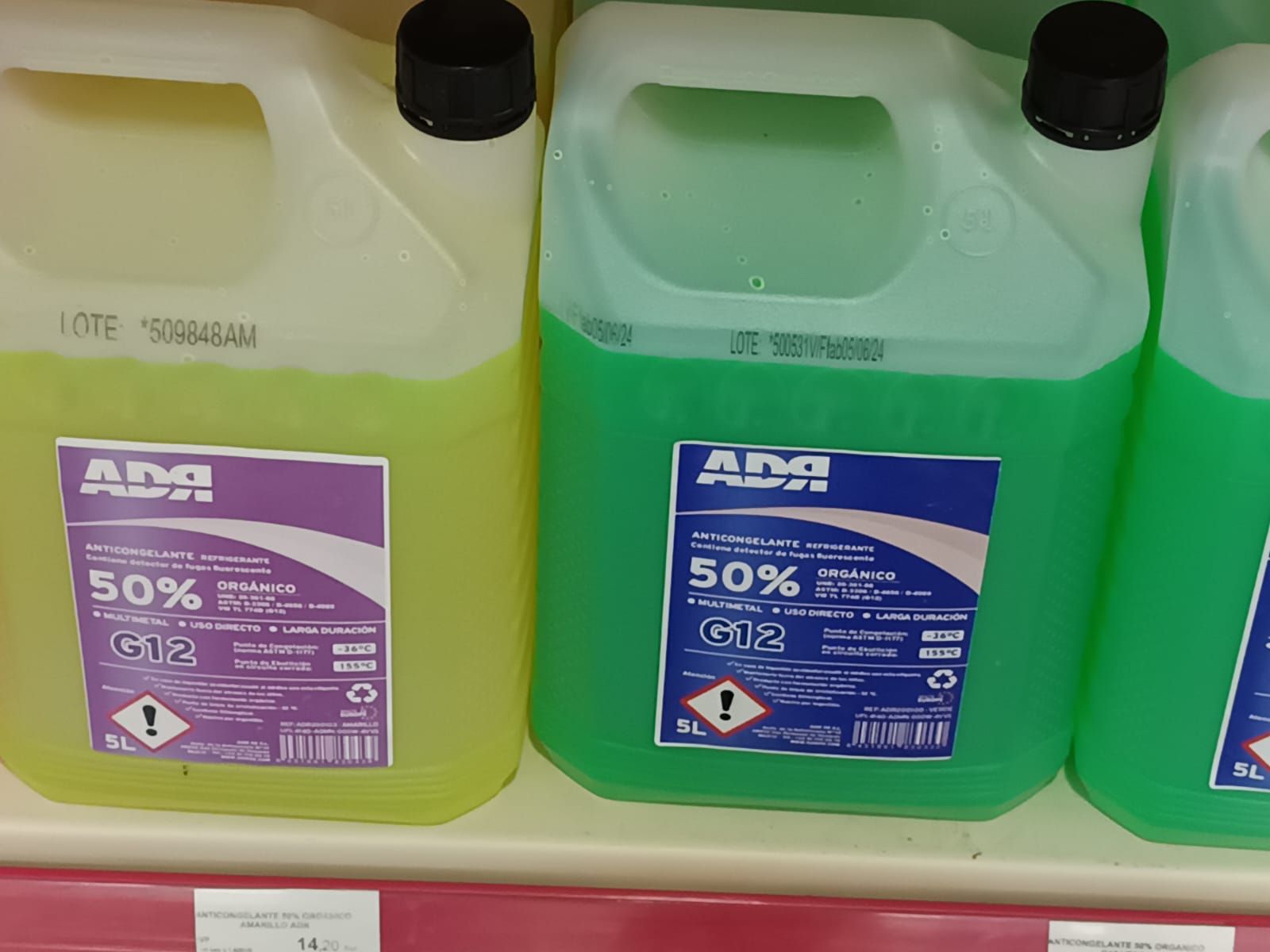 Varias botellas de ada están alineadas en un estante