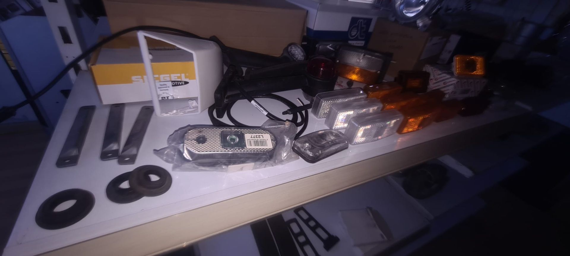 Un estante lleno de muchos tipos diferentes de equipos eléctricos.