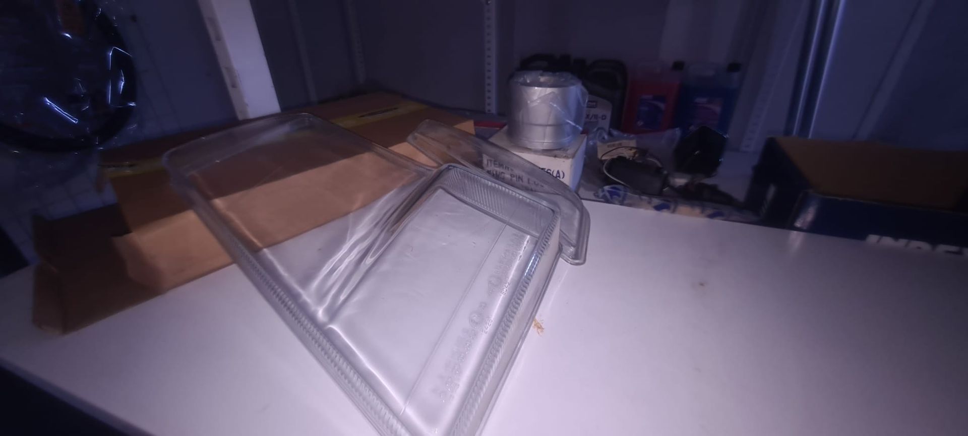 Un frasco de perfume está sobre una mesa en una habitación oscura.