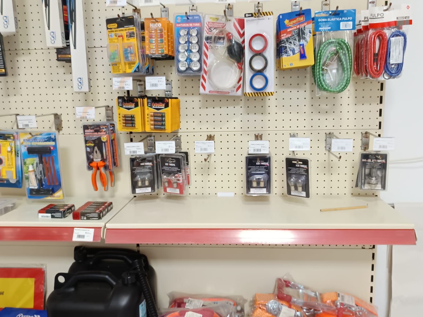 Un montón de herramientas están colgadas en la pared de una tienda.