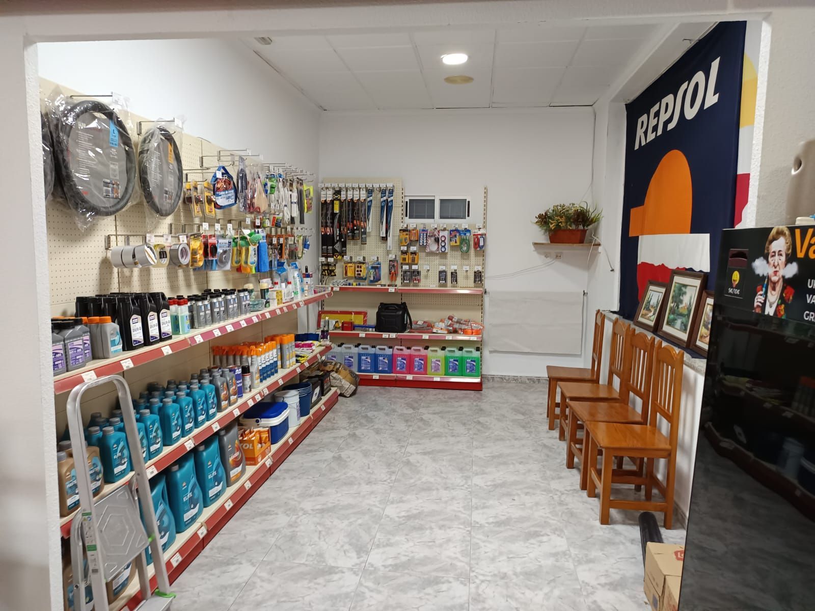 Una tienda con un cartel que dice repsol