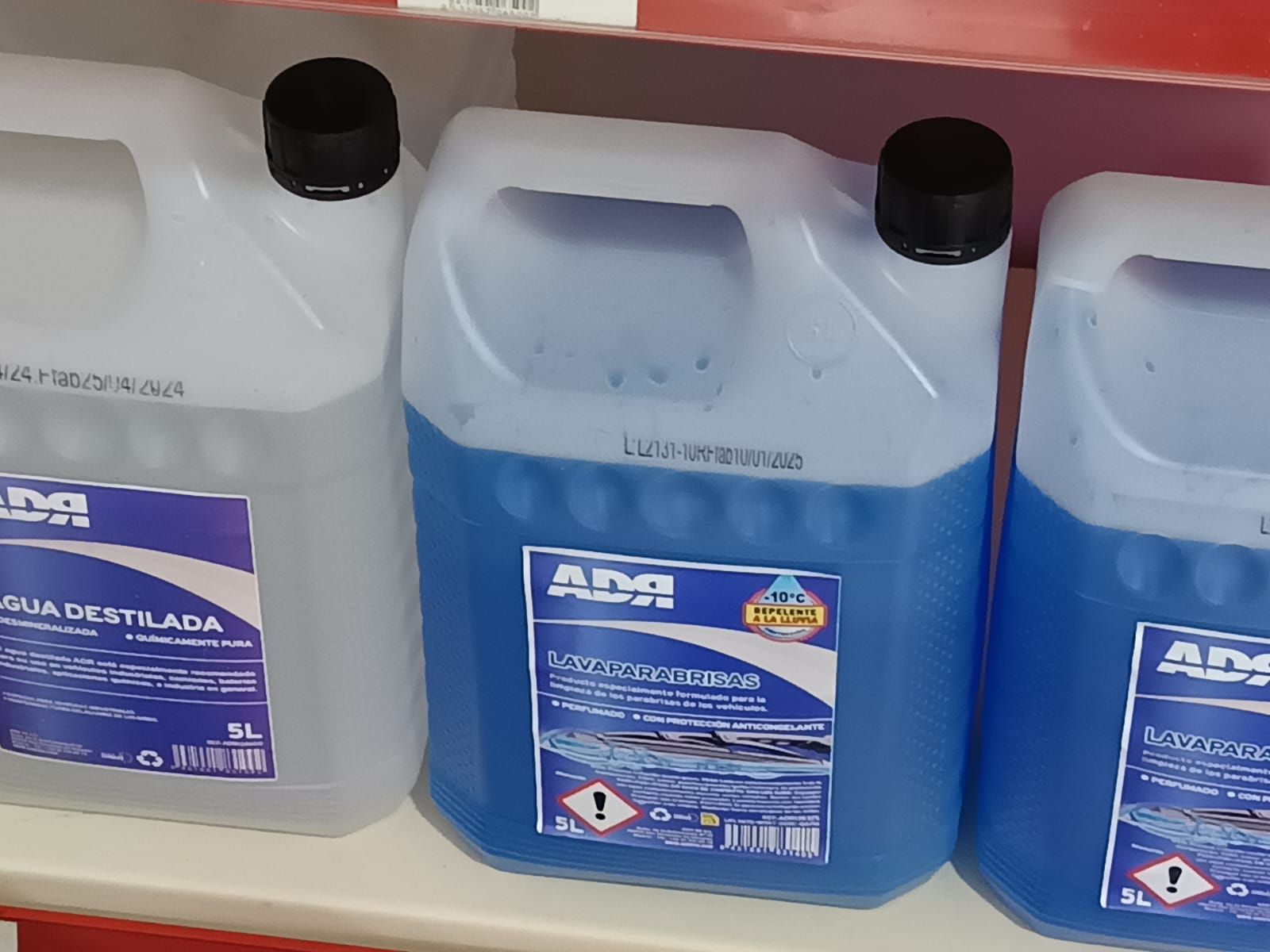 Varias botellas de AM líquido están alineadas en un estante.