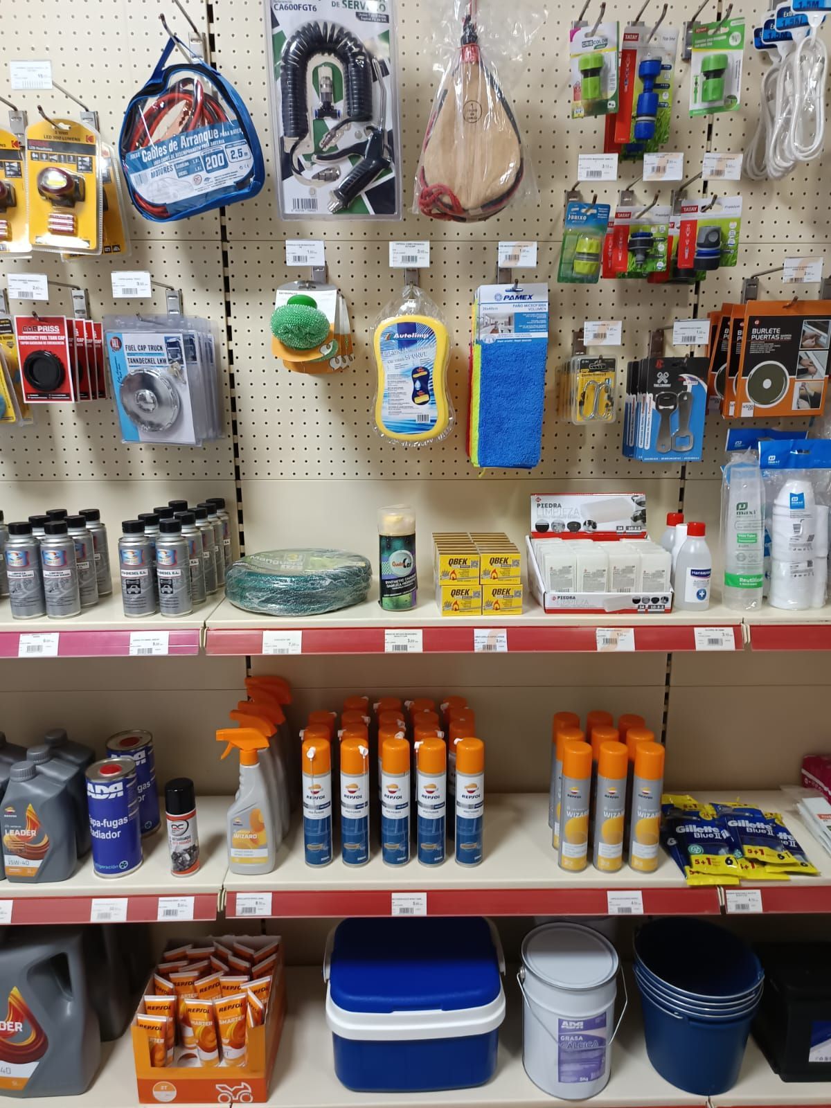 Un estante de tienda lleno de una variedad de productos de limpieza