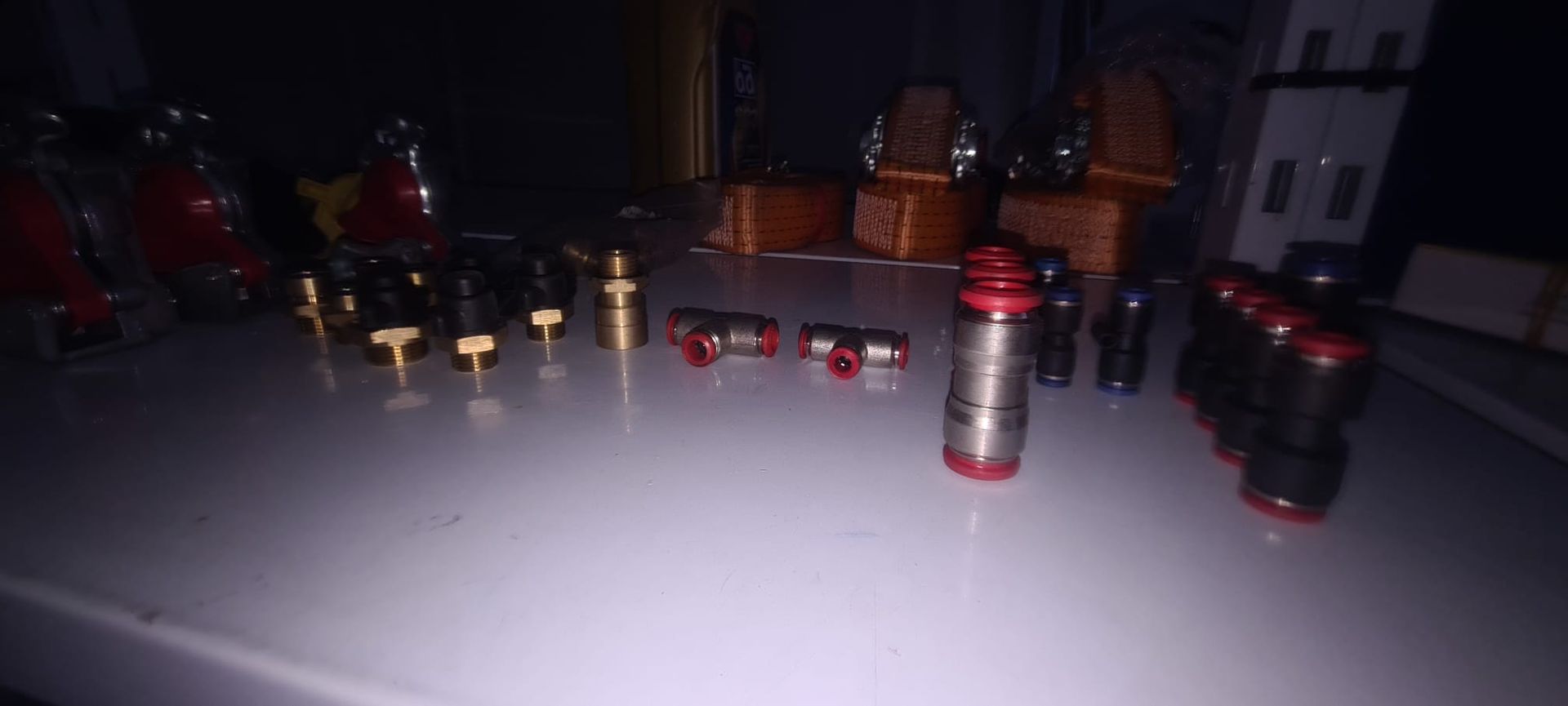 Un montón de diferentes tipos de balas están sobre una mesa.