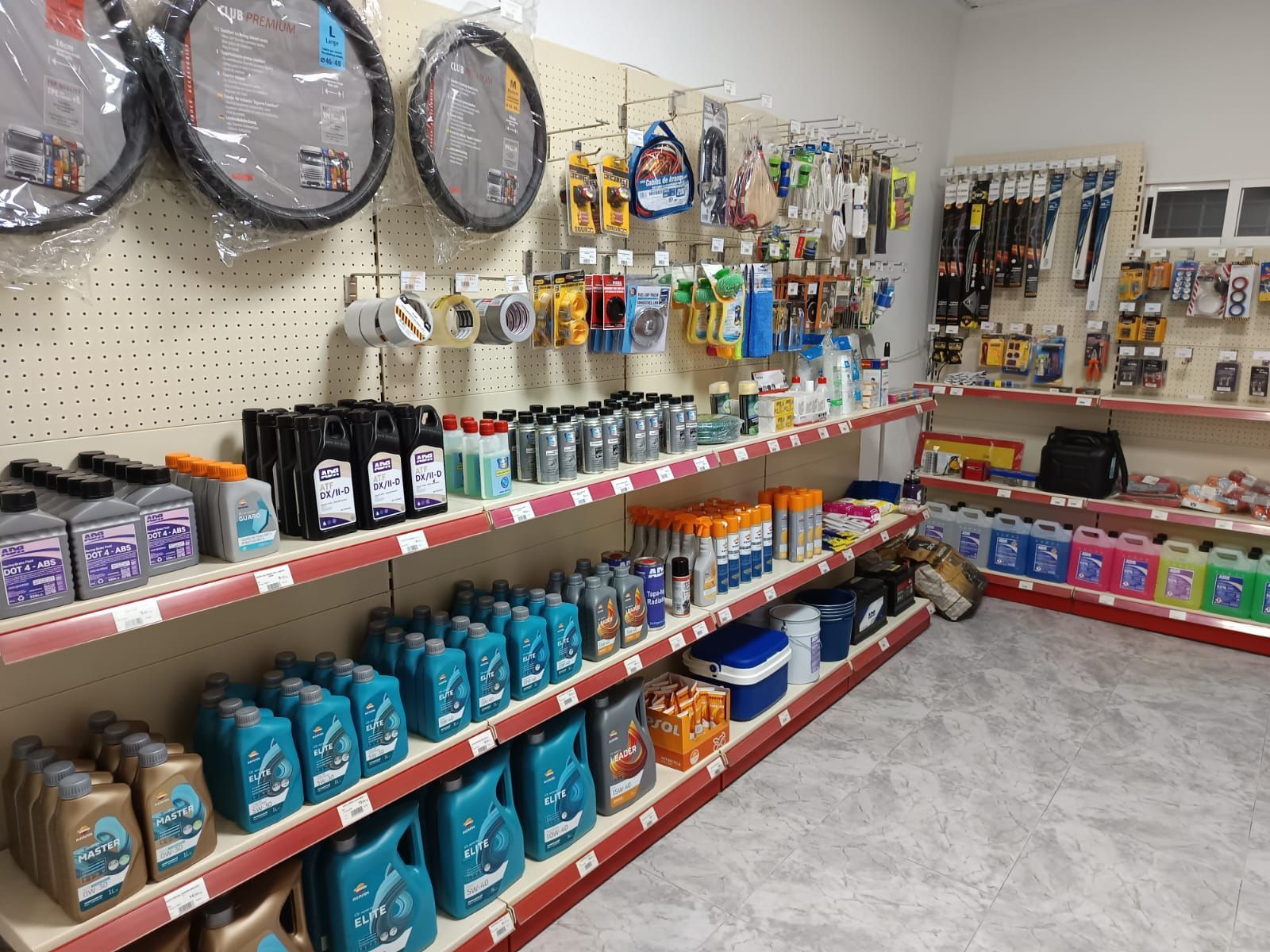 Una tienda llena de estantes llenos de muchos productos.