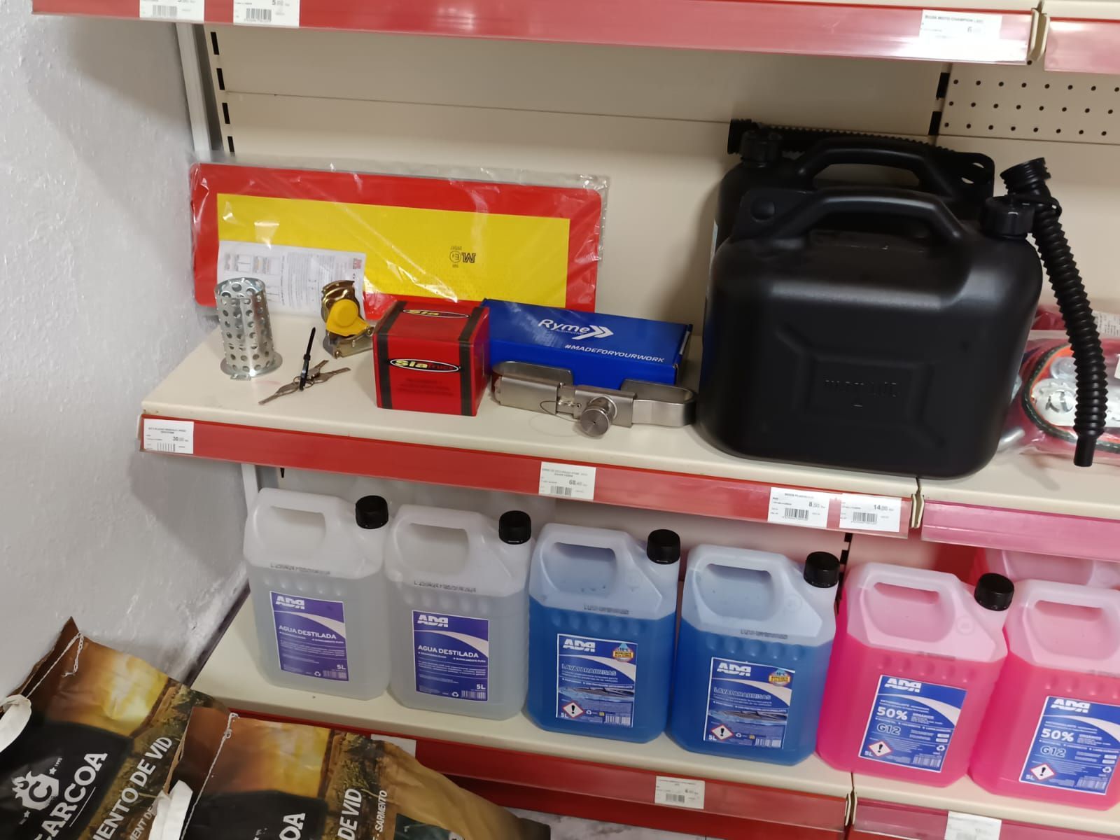 Hay varias botellas de líquido en un estante de una tienda.