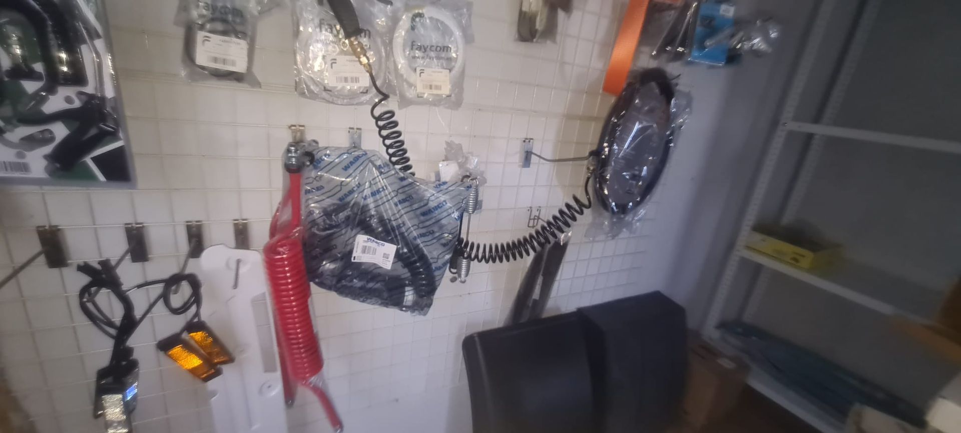 Una habitación con muchos objetos colgados en la pared.