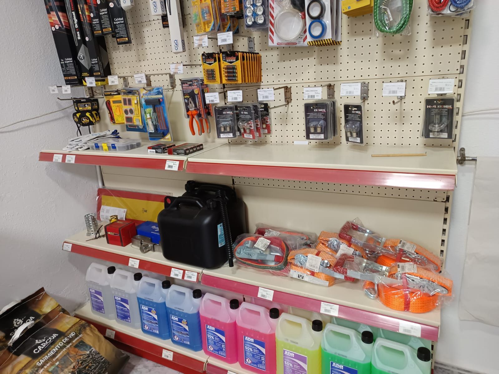 Un estante de tienda lleno de una variedad de herramientas y productos de limpieza.