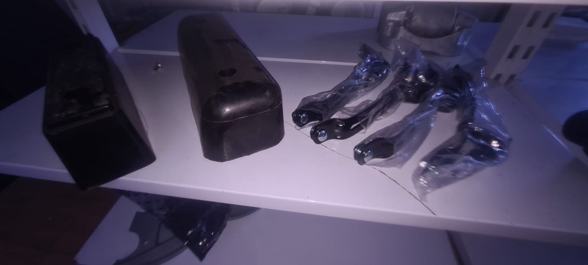 Un estante con un montón de objetos encima.