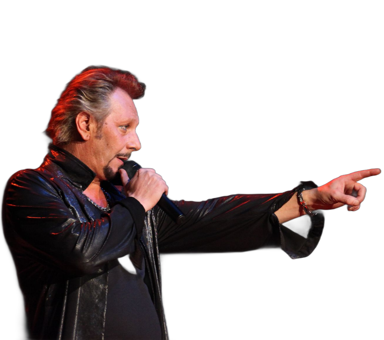 JOHNNY DEMS en veste de cuir noire, pointant du doigt, tenant un microphone.