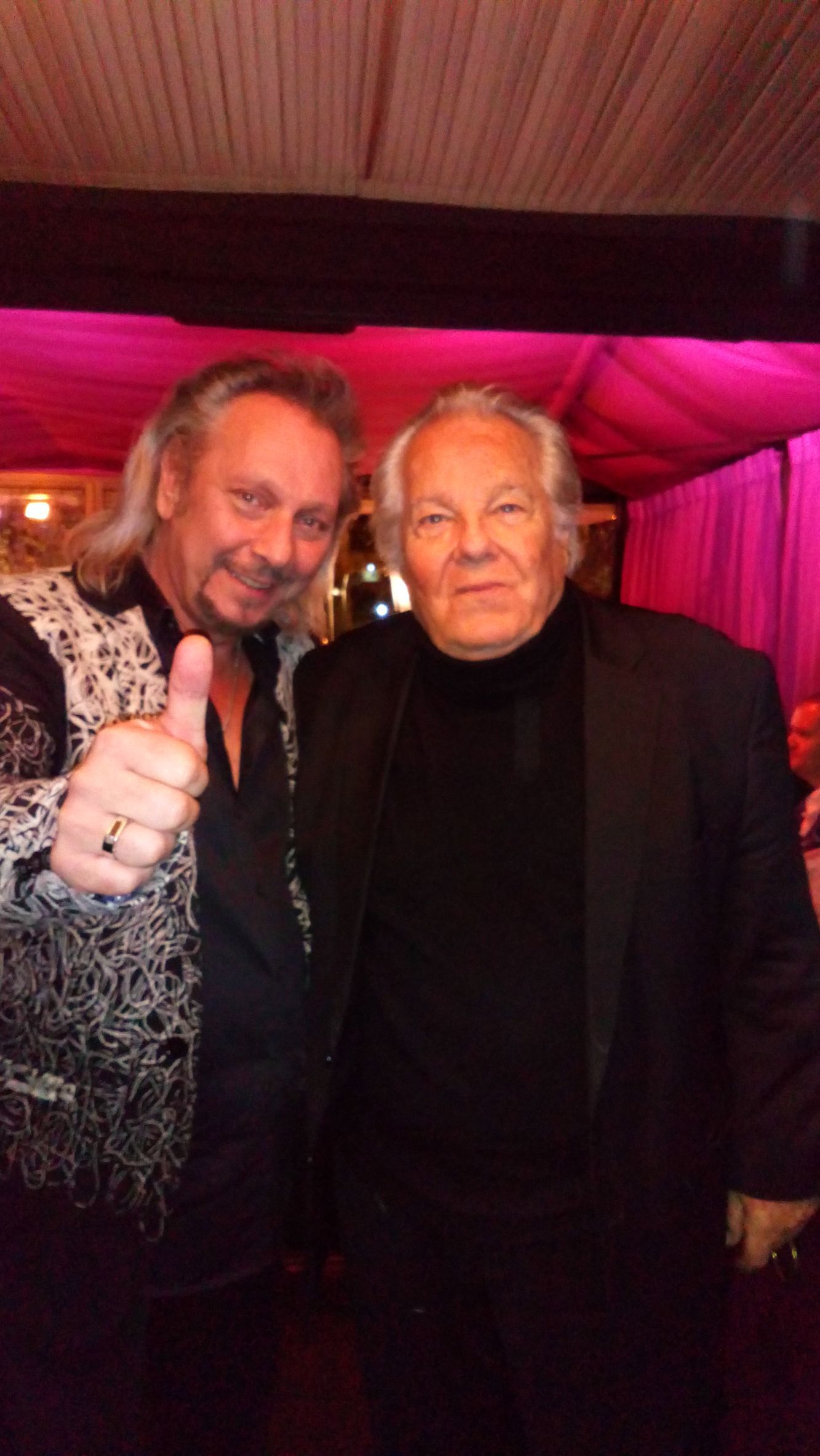 JOHNNY DEMS et Massimo GARGIA sourient, prenant la pose.