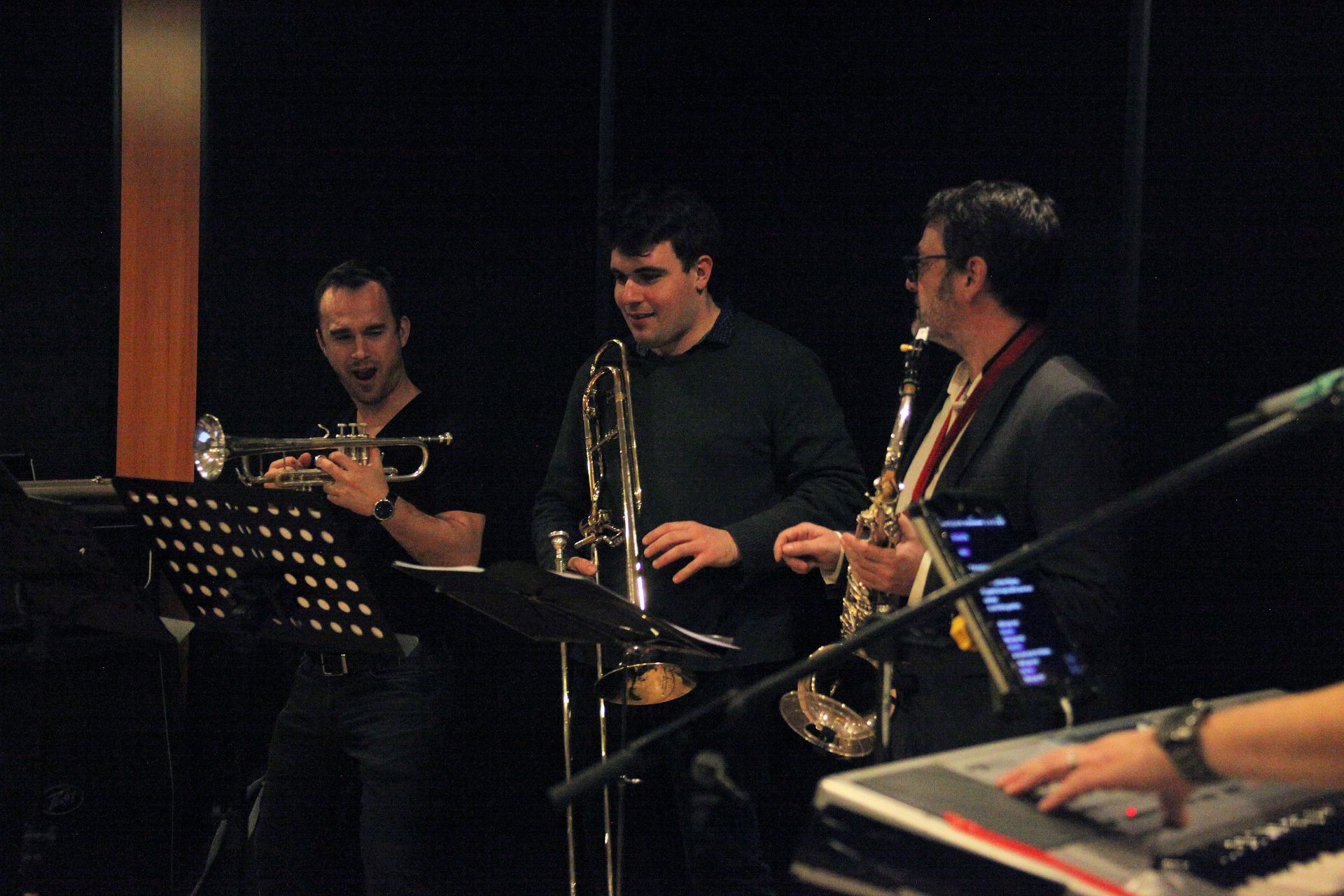 Le groupe Lorada joue de la trompette, du trombone et saxophone dans un studio de musique.