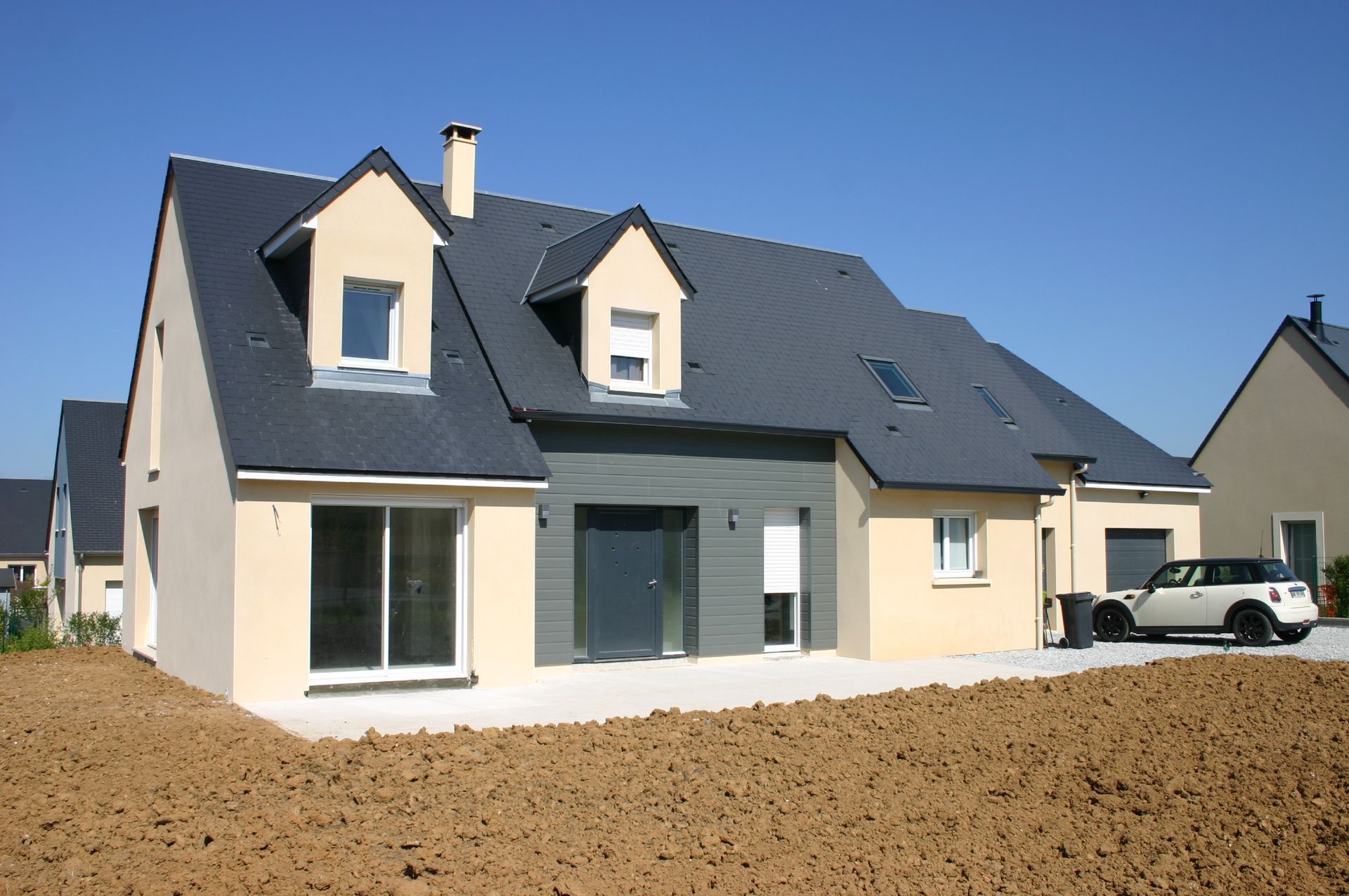 Une grande véranda collée à une maison