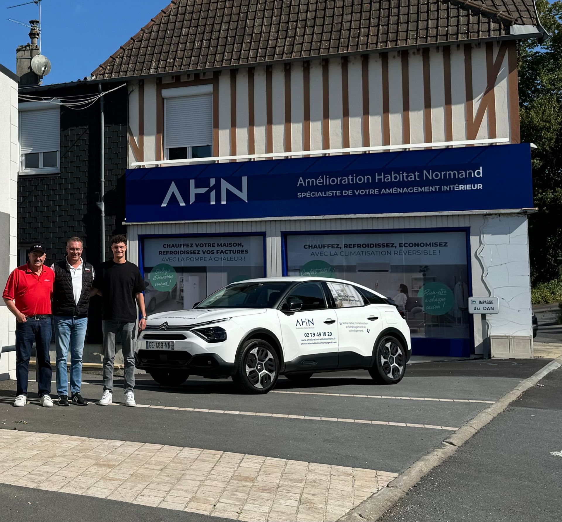 Salon avec murs blancs et meubles modernes