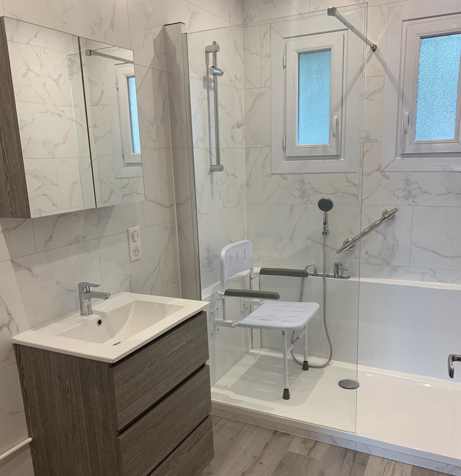 Une salle de bain entièrement adaptée PMR