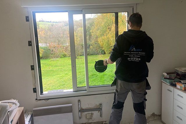 Un homme installant une vitre