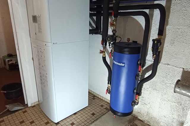 Un sous-sol avec chauffage