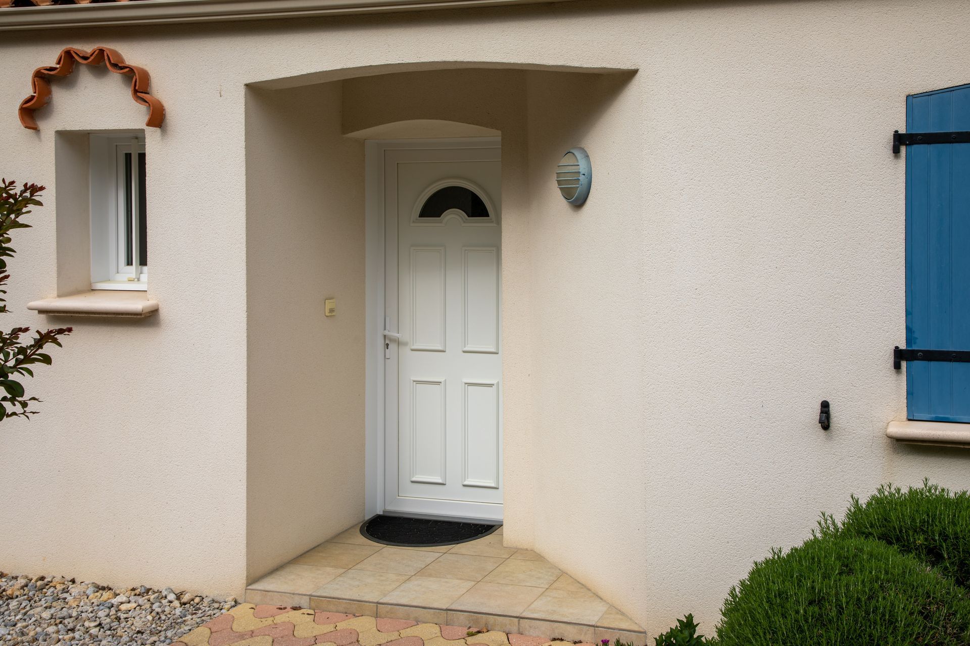 Une porte d'entrée de maison en PVC