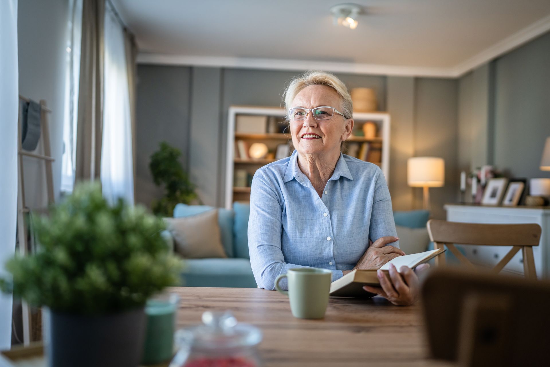 Un senior en train de lire un livre
