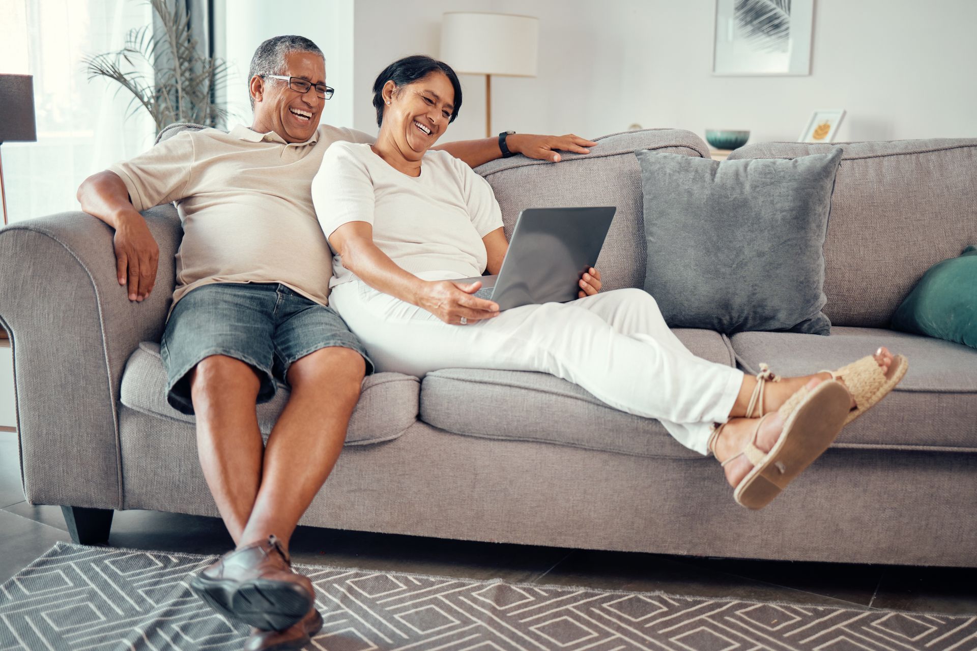 Un couple de seniors assis dans un canapé