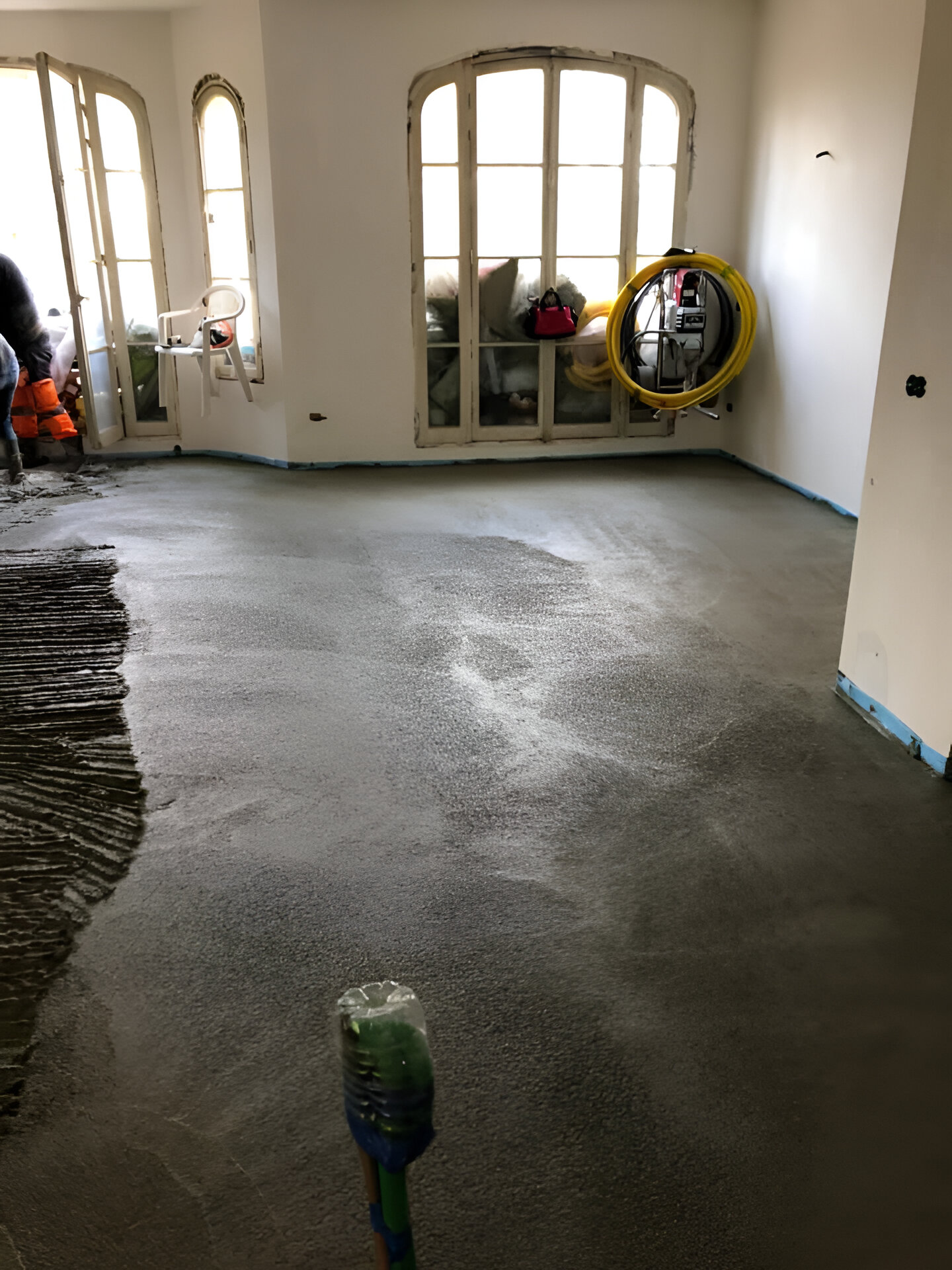 Chape de ravoirage en cours de pose.