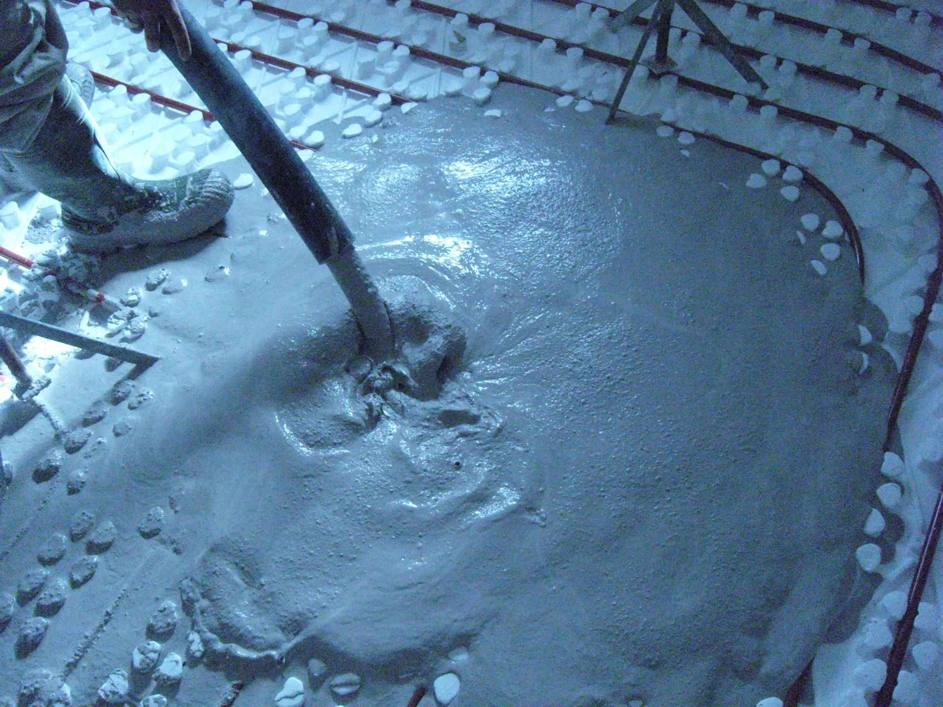 Pose d'isolant sous une chape de ravoirage.