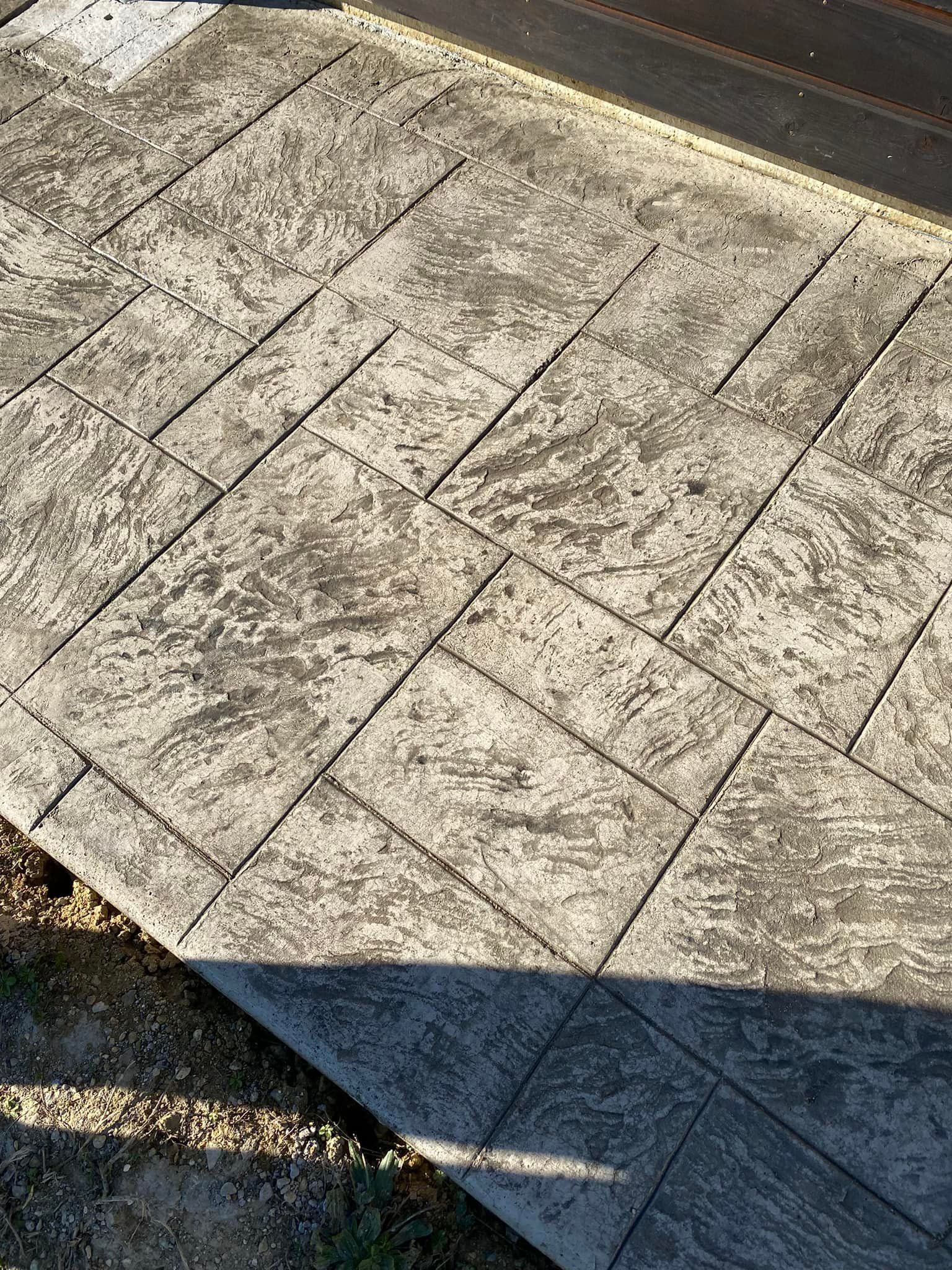 Patio en béton à motif imprimé.