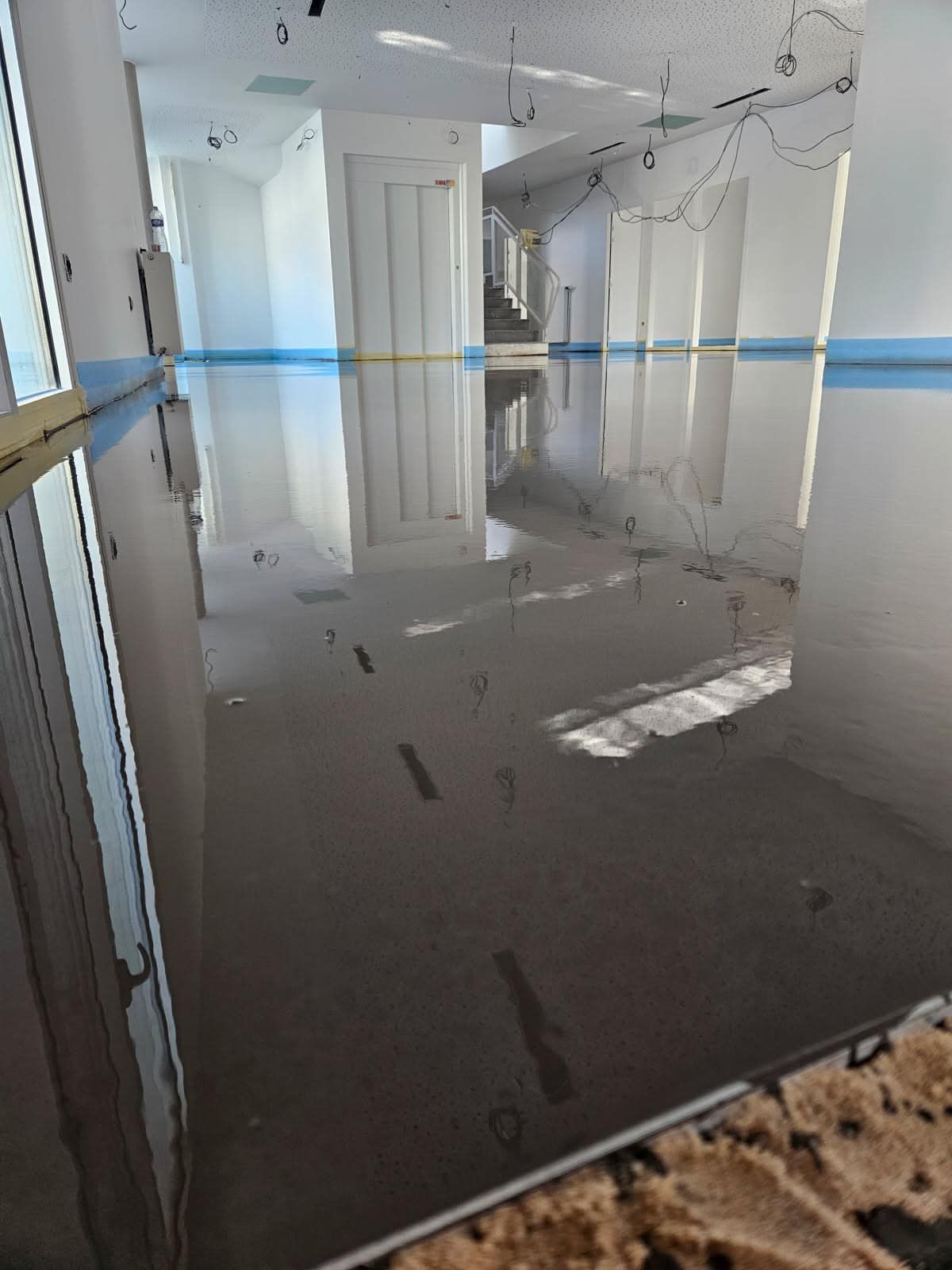 Chape fluide venant d'être posée.