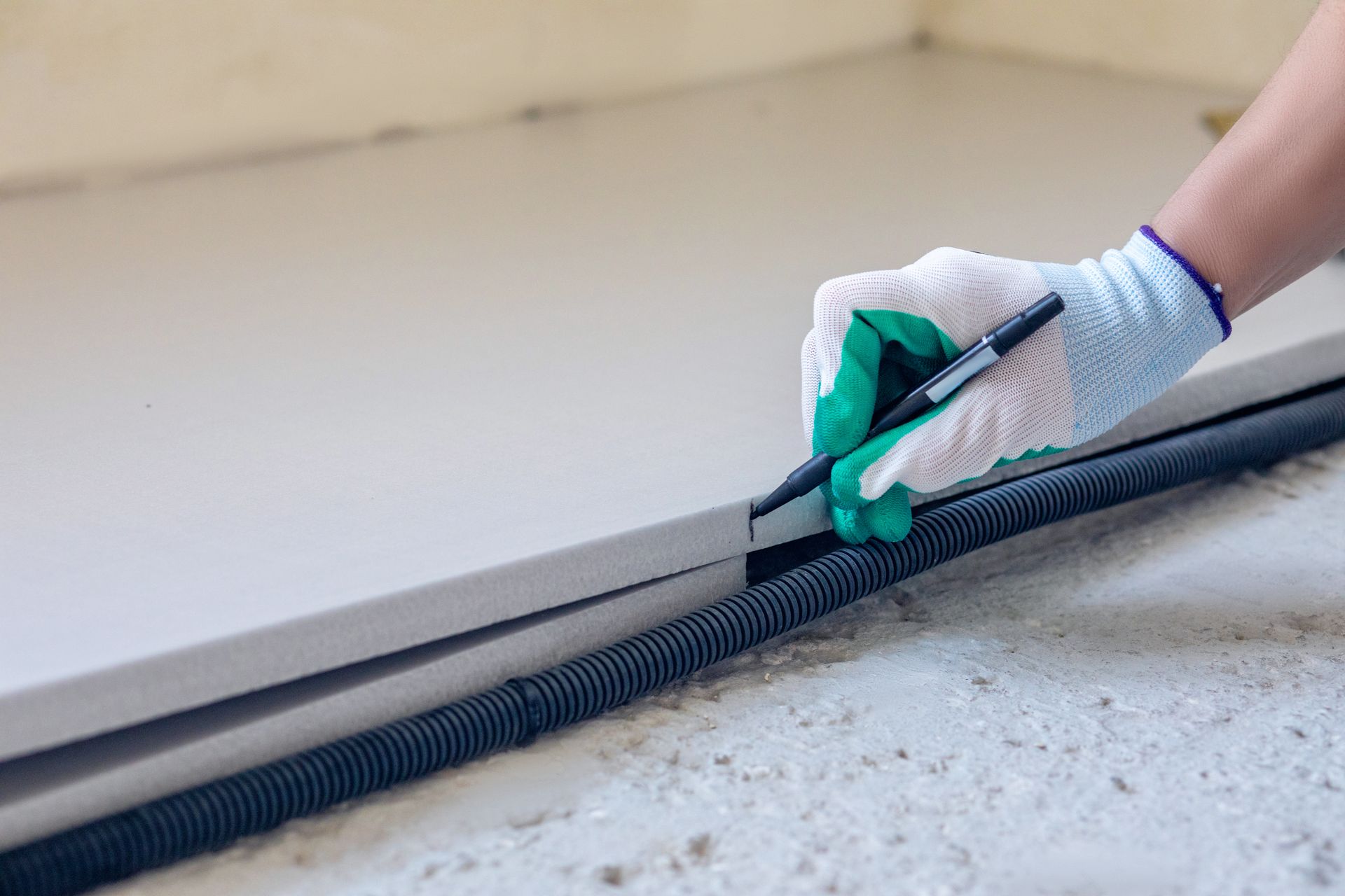 Pose d'isolant sous une chape de ravoirage.