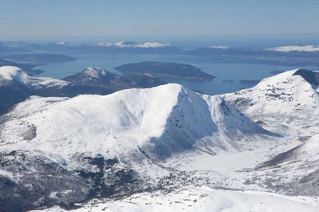 Ski touring on Skarven in Skorgedalen