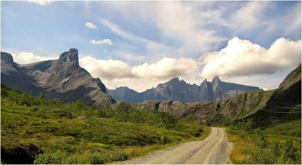 The gravel road into Vengedalen below Romsdalshorn