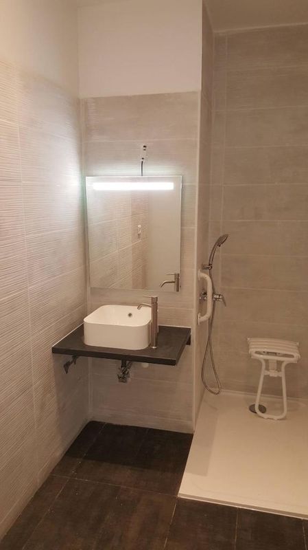 Salle de bains adaptée aux personnes à mobilité réduite.