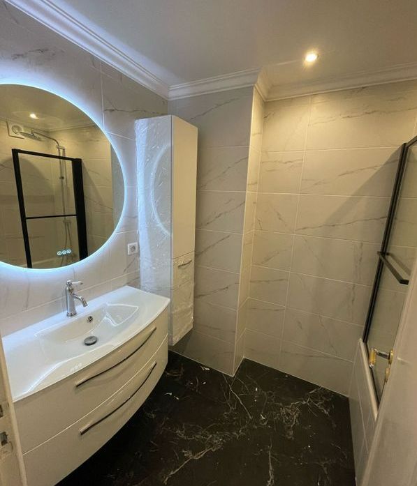 Une salle de bains avec un meuble à simple vasque et une baignoire.